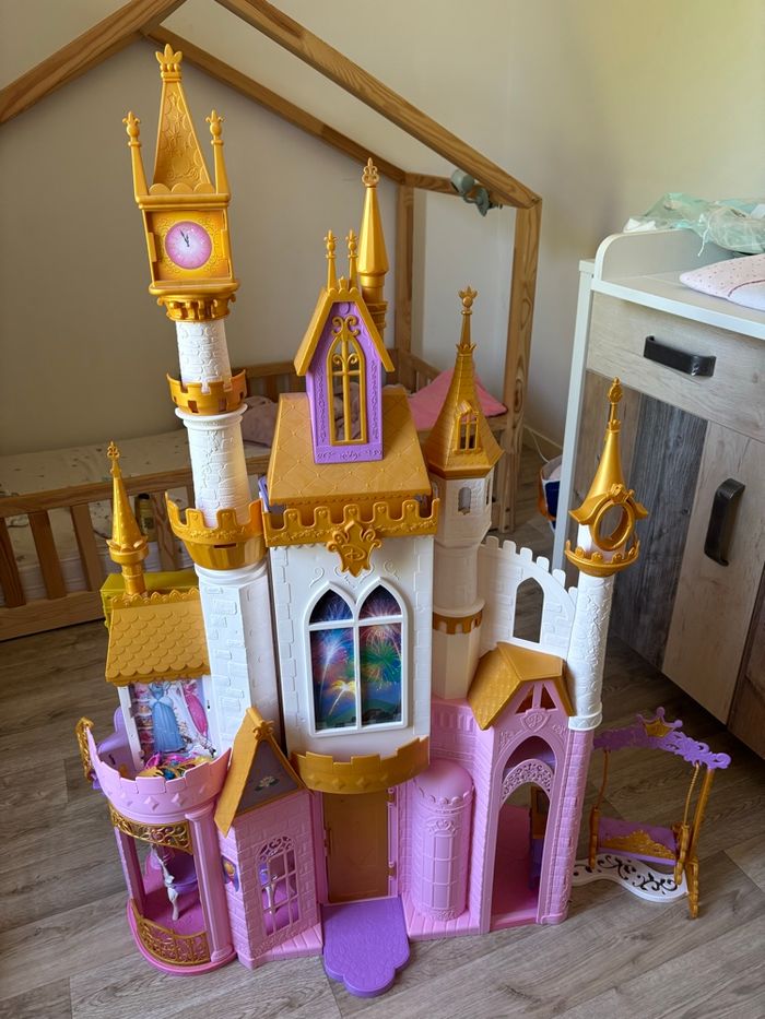 Château Disney princesses - maison de poupées
