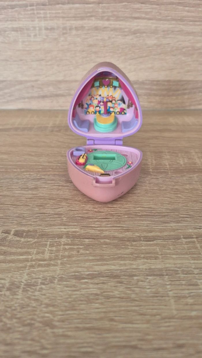 Polly pocket bluebird 1991
Dans l'état.
Décoloré et fermoir cassé