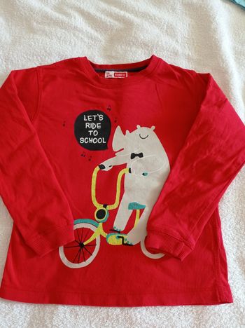 Pull manche longues couleur rouge avec motifs devant voir photos âge 4 ans en deux cm