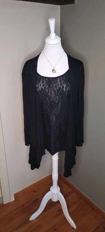 Blouse en dentelle avec son gilet Taille M