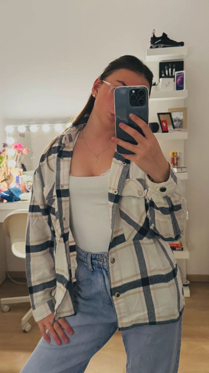 Chemise à carreaux blanches