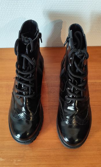 Magnifique Paire de Boots / Bottines Noires Vernis Wide Fit