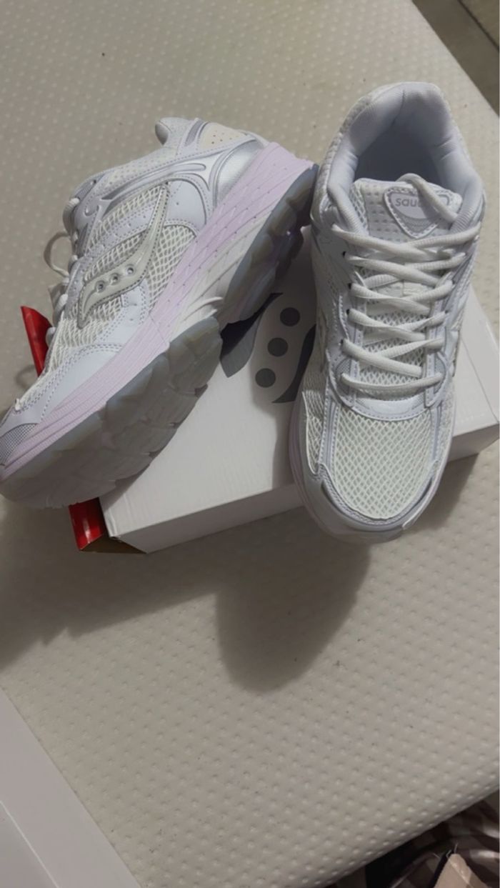 Basket Neuve de Marque Saucony Taille 43 - photo numéro 2