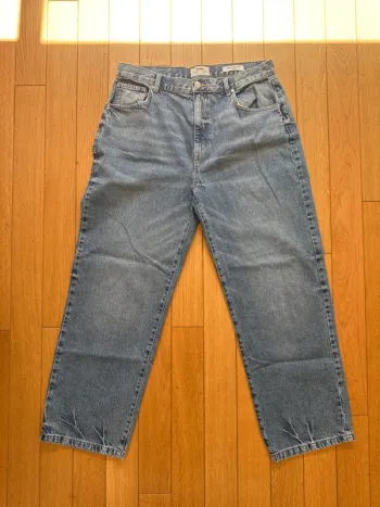 Loose straight jean
