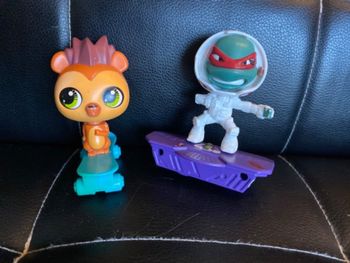 2 figurines