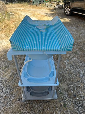 Table à langer avec baignoire