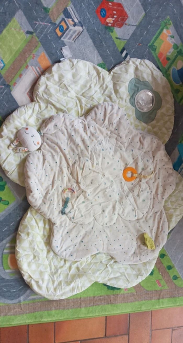 Tapis d'éveil Verbaudet en forme de fleur