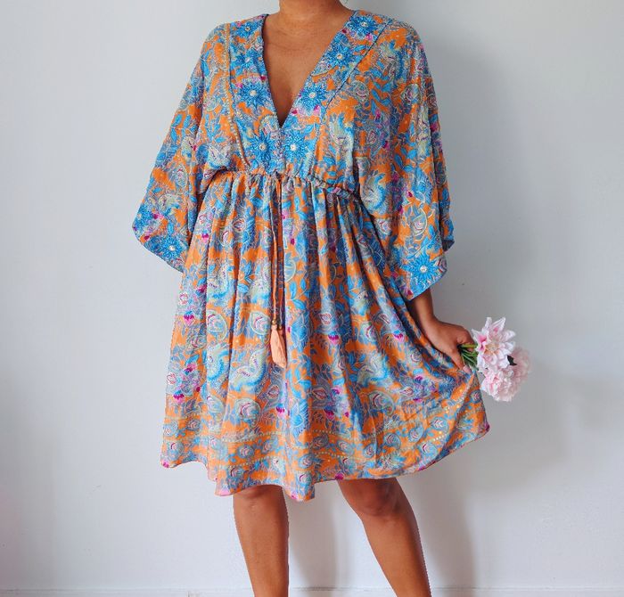 Robe d'été 
Look bohème hippie chic 
Couleur orange bleu 
Imprimé floral oriental 
Style kimono 
Taille 40 L
Très bon état