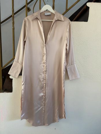 Longue robe chemise satinée asos