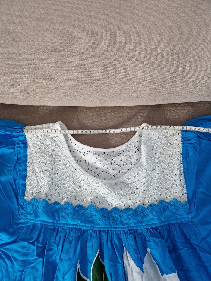 Robe polynésienne bleu à fleurs avec détail dentelle fleurie - photo numéro 7