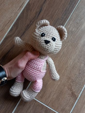Amigurumi ours en salopette rose