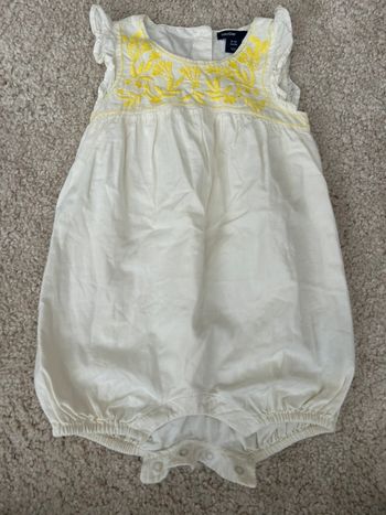 Barboteuse / Combishort blanche avec broderies jaune - baby gap - 6/12 mois
