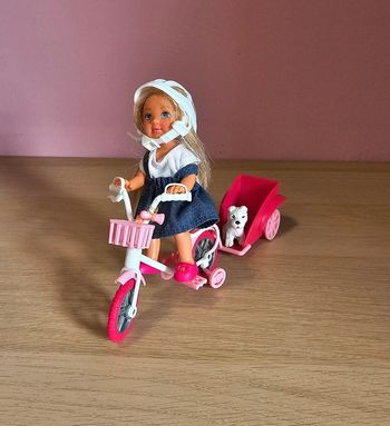 Poupée Evi love en vélo avec son chien