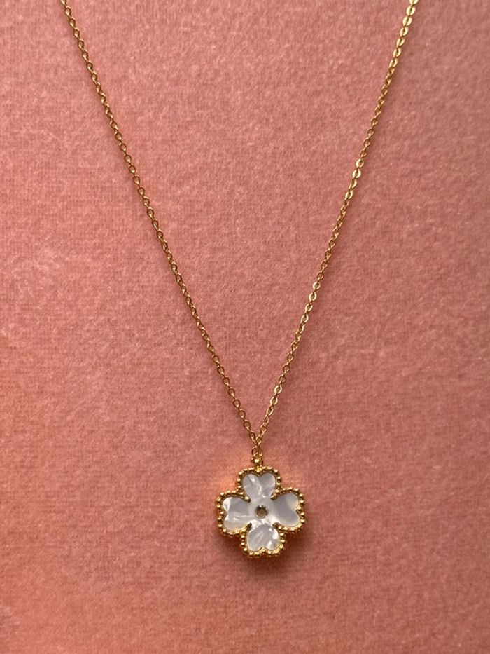 Collier chaîne réglable acier inoxydable or trèfle nacré blanc