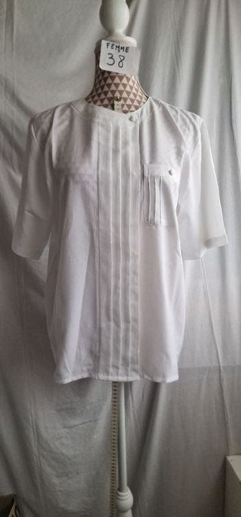 Blouse, blanche, en polyester, en très très bon état, longueur 64cm, largeur d'épaule 42cm