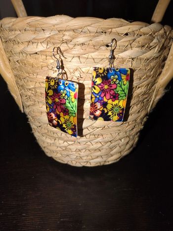 Boucles d'oreilles rectangulaires colorées multicolores fleurs nacre