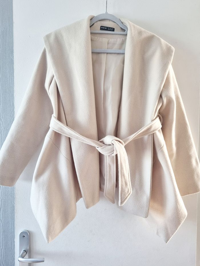 Manteau beige avec ceinture