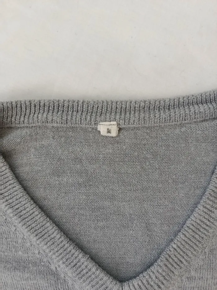 Joli pull col V gris coupe large femme taille M. Tout doux - photo numéro 3