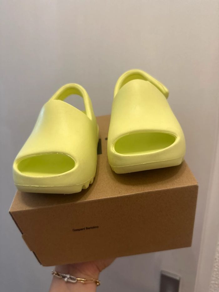 Sandales Adidas Yeezy bébé - photo numéro 2