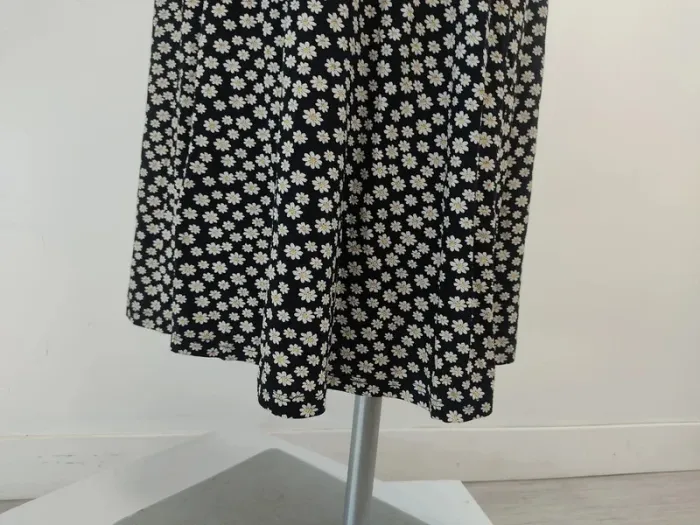 Robe longue noire à fleurs blanches en jersey crêpe, dos nu, taille M A634 - photo numéro 10