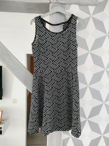 Robe noire et blanche