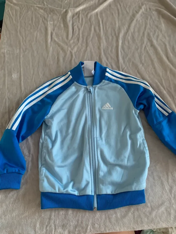 Veste Adidas enfant bleu clair à bandes blanches