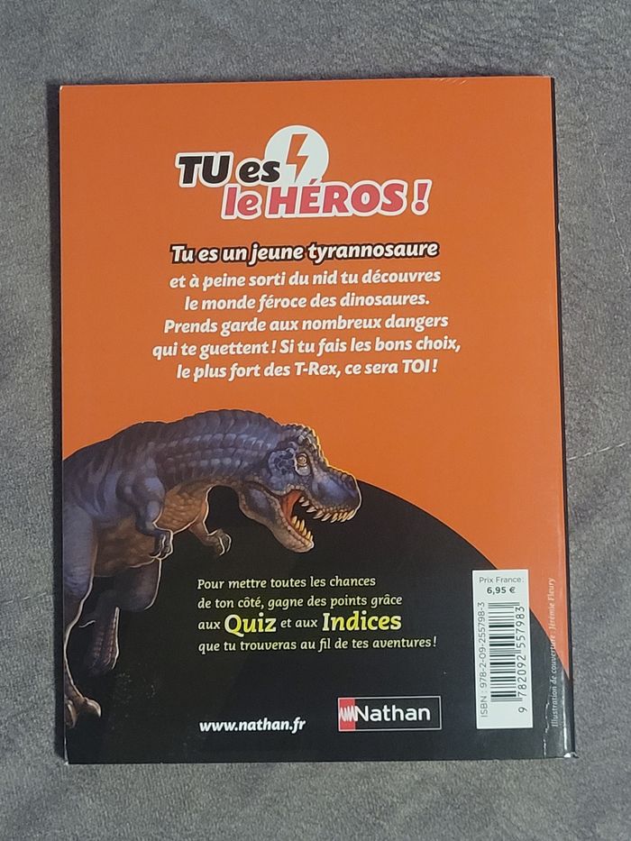 Le combat des prédateurs - Dans la peau d'un dinosaure (02) Madeleine Deny, Cécile Jugla - photo numéro 2
