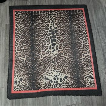 Écharpe châle oversize léopard beige gris orange 130x130cm