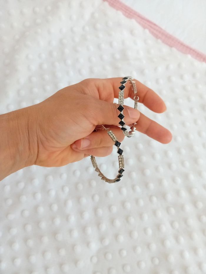 Paire de boucles d'oreilles 🩶🤍 - photo numéro 3