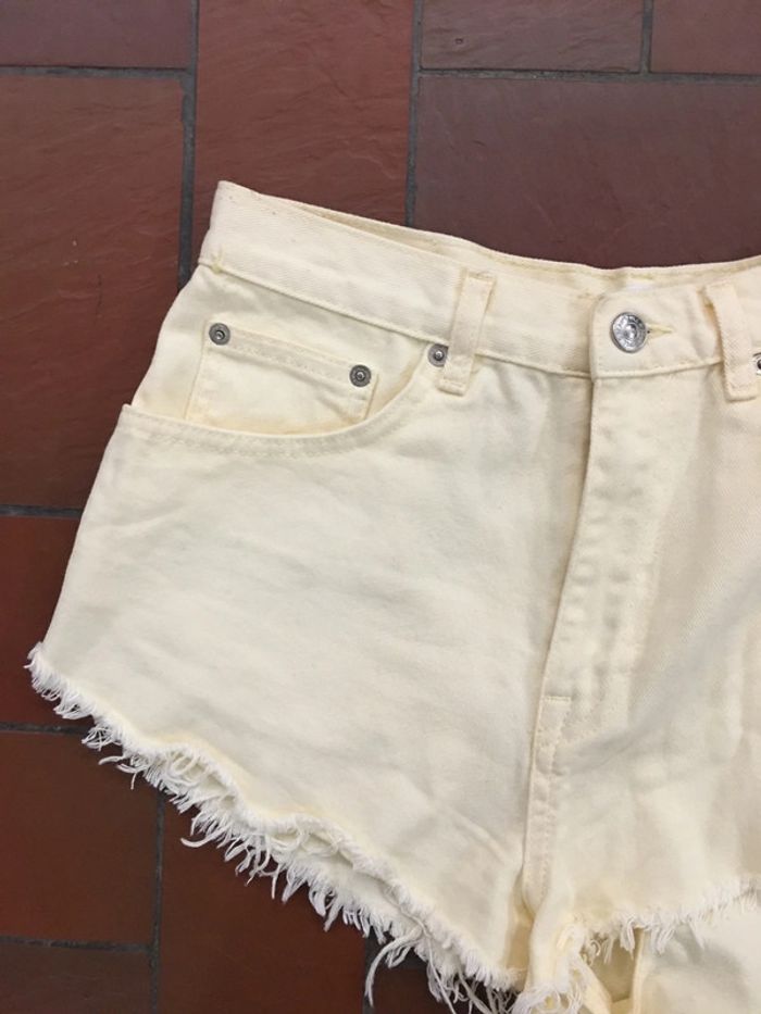 Short en jean Jaune Pull & Bear taille 38 - photo numéro 3