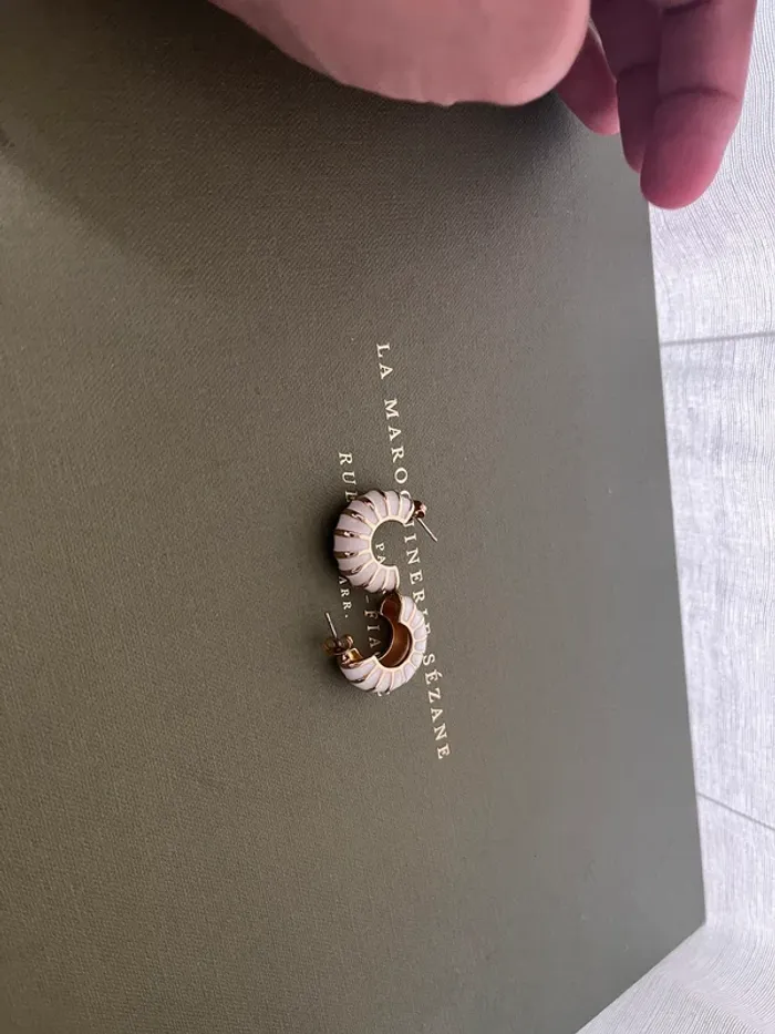 Boucle d’oreilles blanche et doré arrondies - photo numéro 4