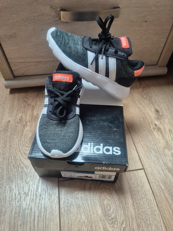 Chaussures baskets adidas lite racer K pointure 28 état neuves