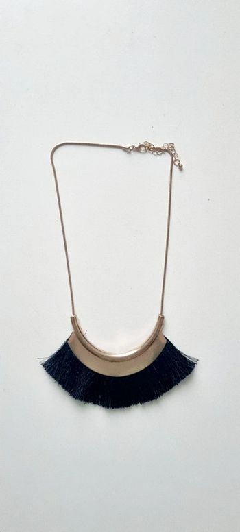 Collier doré et noir pompon frange