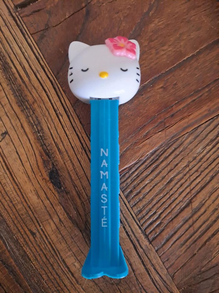 Distributeur pez collection hello kitty namasté bleu
