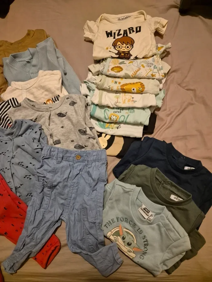 Lot 23 vetements taille 6 mois