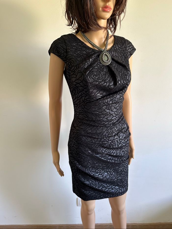 Robe noire à manches courtes Rinascimento taille S jamais portée - photo numéro 2