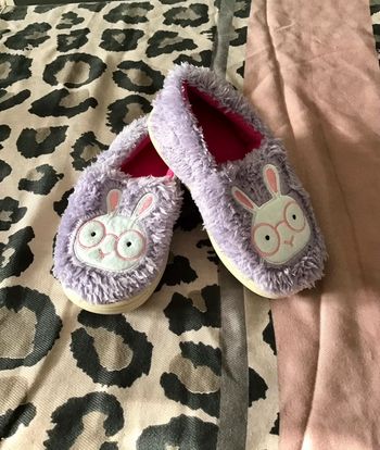 Chaussons de couleur lila et blanc taille 28  motif tête de lapin