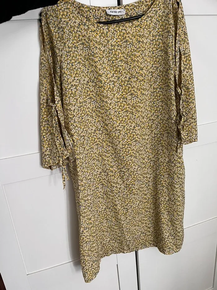 Robe jaune fleurs avec manches dénudées à lacets - photo numéro 2