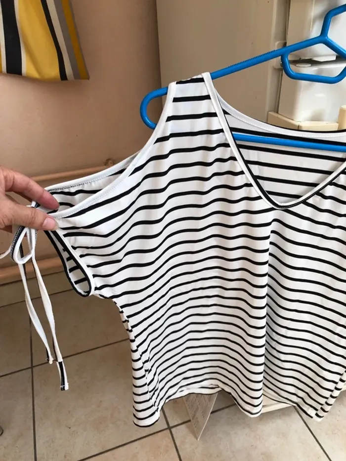 Ts.shirt rayé noir, épaules dénudées - photo numéro 4