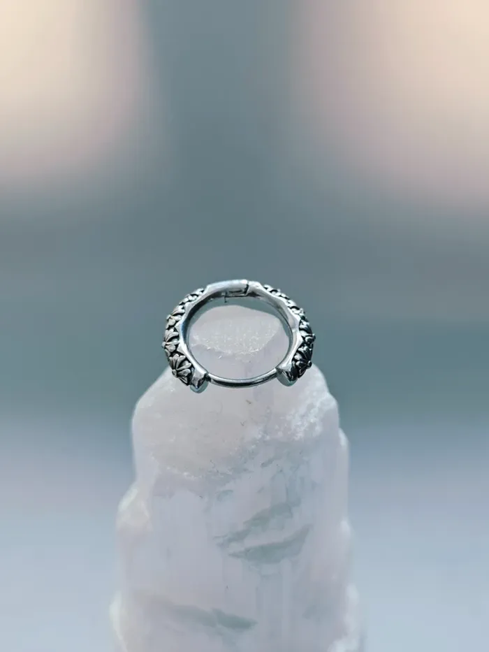 Boucle d’oreille créole acier inoxydable fleurs gravées - photo numéro 3