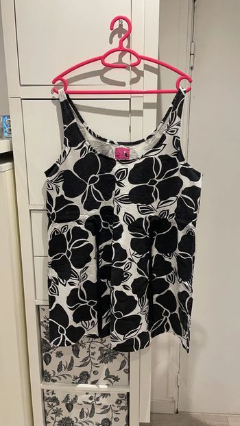 Robe à fleurs noire et blanche