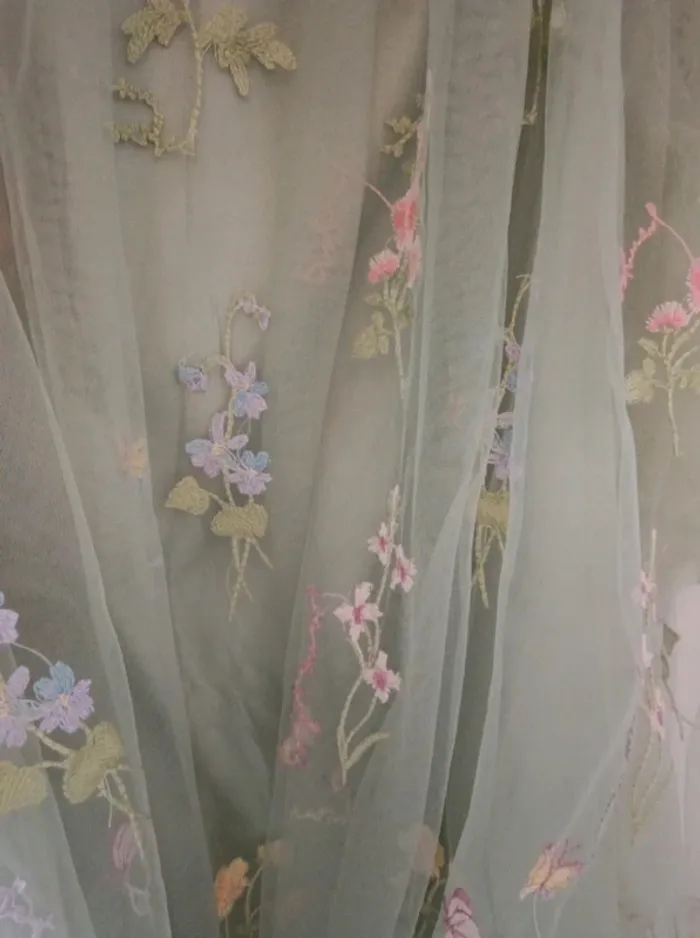 Robe de bal de promo vert sauge brodée à fleurs corset et tulle - photo numéro 3