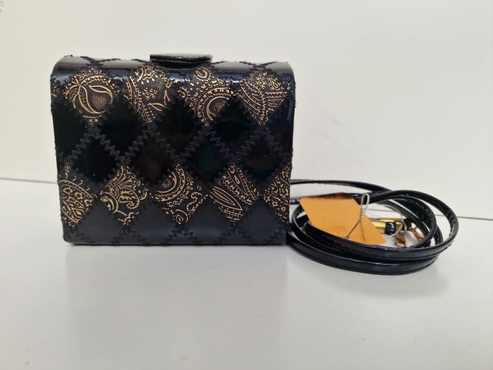 Sac Bandoulière Vintage Vernis Noir Reliefs Noirs Dorés - photo numéro 12