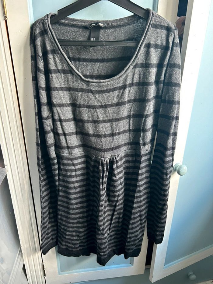 Pull fin tunique, de grossesse,gris à rayures
