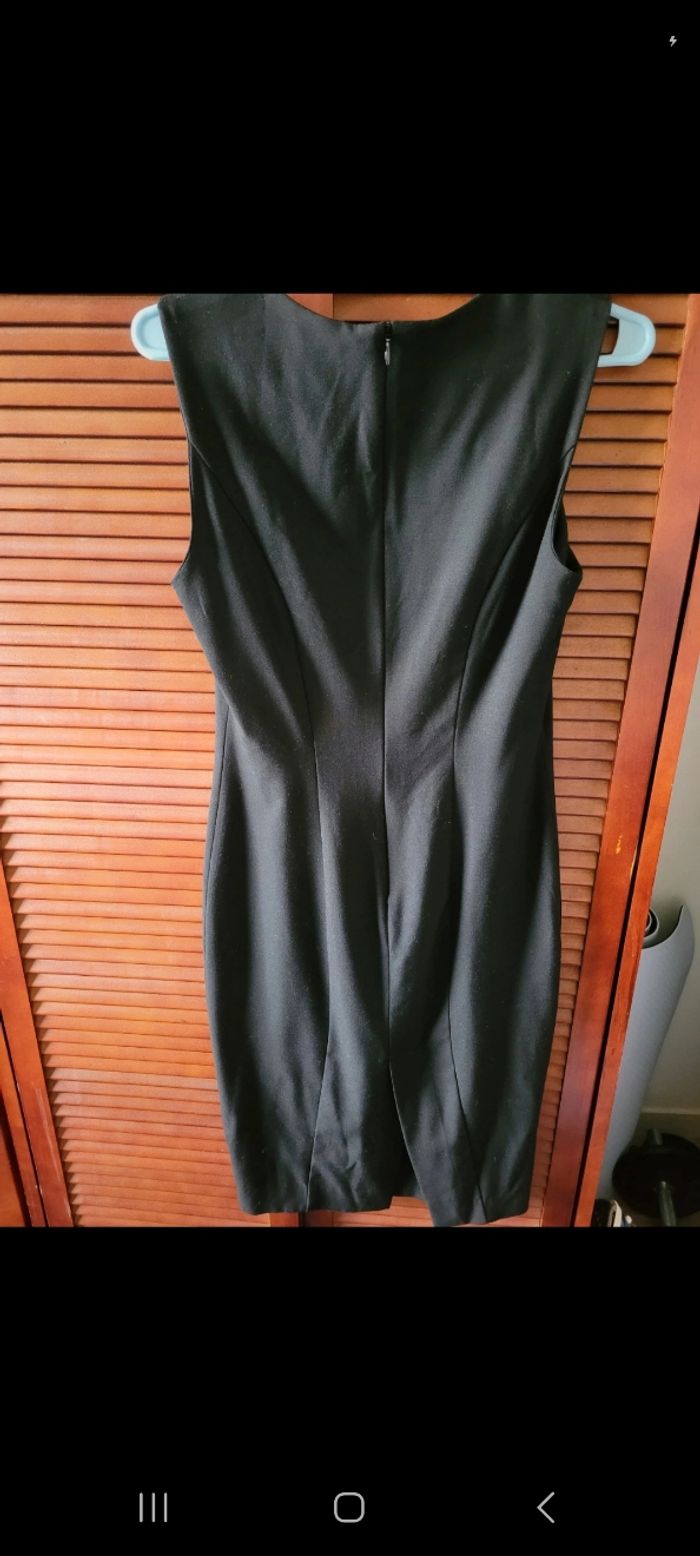 robe-midi-noire-zara-taille-xs-fente-derriere-longueur-100cmire-zara-taille-xs-fente-derriere-longueur-100cm-taille-xs-fente-derriere-longueur-100cm - photo numéro 2