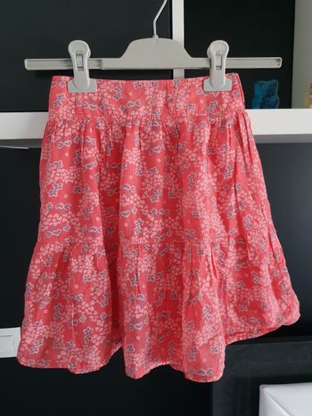 Jupe rose à motif floral