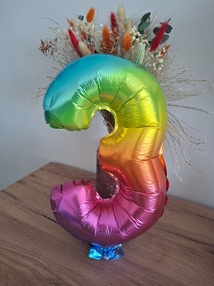 Ballon chiffre 3 arc-en-ciel – décoration anniversaire