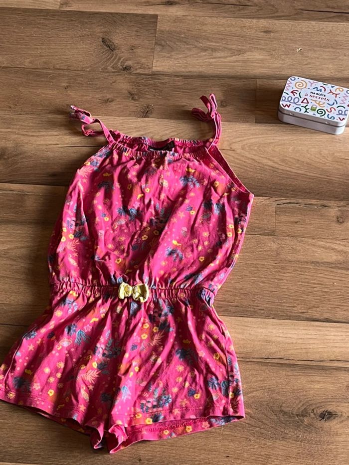Je vend un combinaison short fille taille 5 ans très bon état