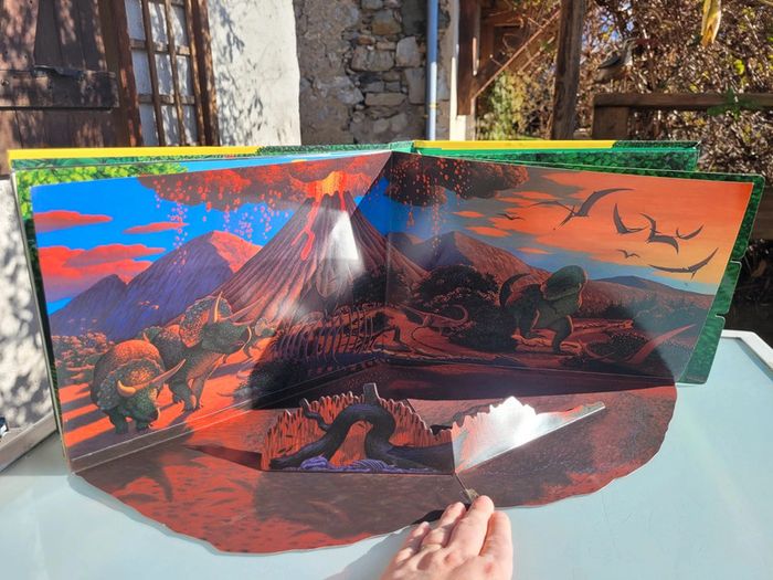 Magnifique livre animé Seuil Jeunesse Dinoparc, la préhistoire en 3D + modèles reduits dinosaures 53 - photo numéro 9