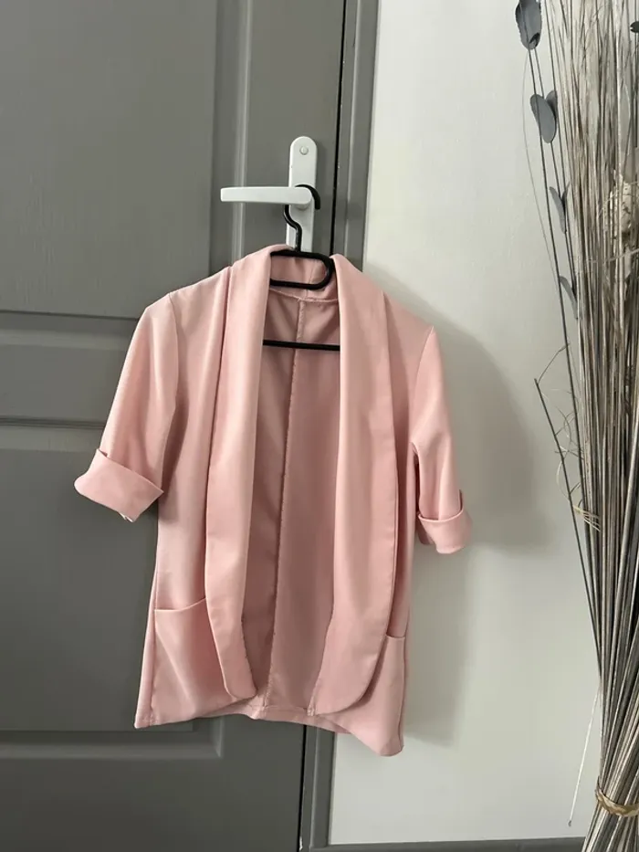 Petite veste rose poudrée